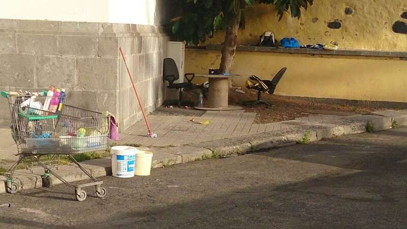 Imagen de los artilugios y productos que se utilizan para la limpieza de los vehículos en la trasera del ambulatorio (Foto TA)